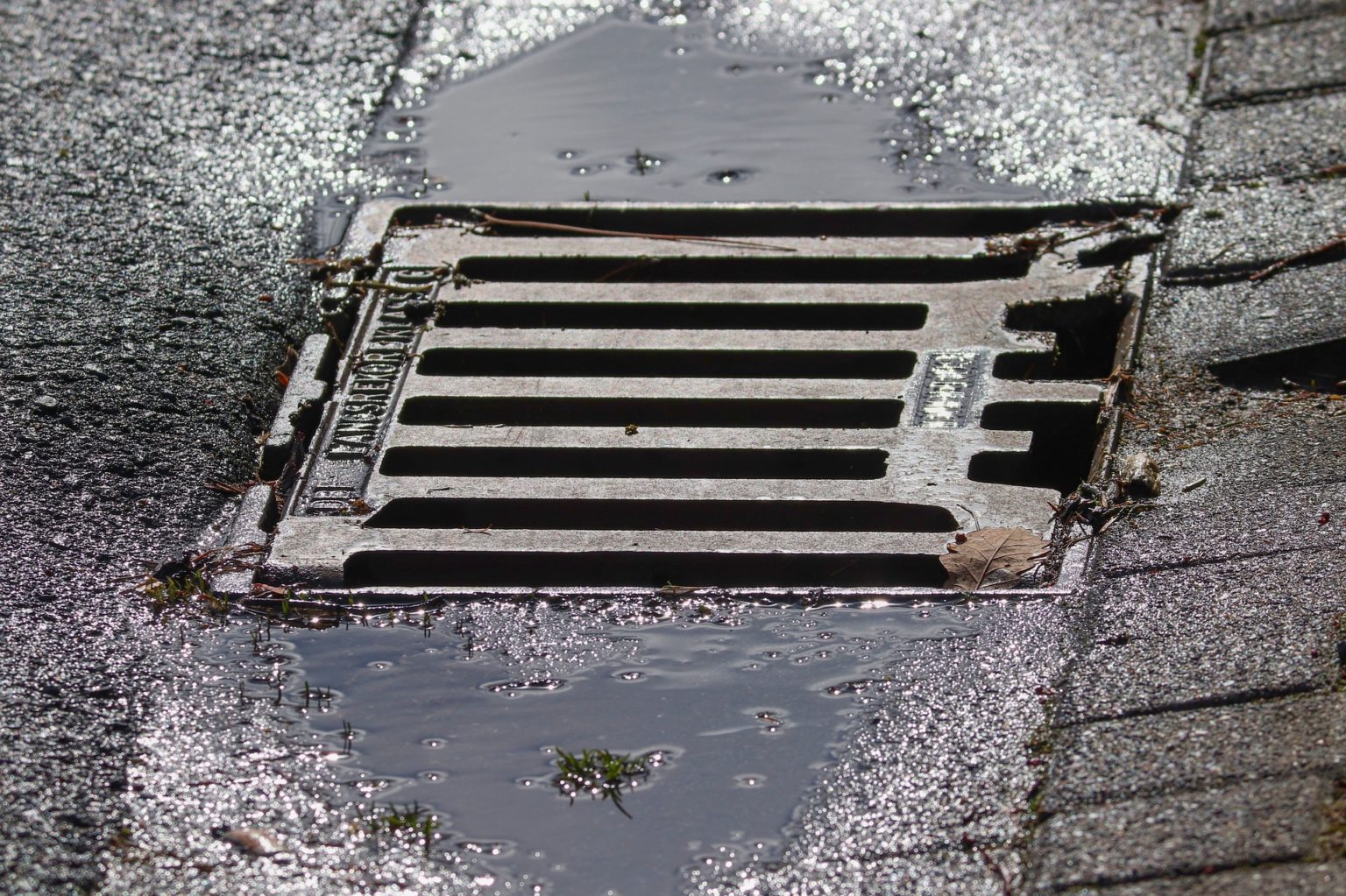 Why Does My House Smell Like Sewer When It Rains – Henley's Plumbing